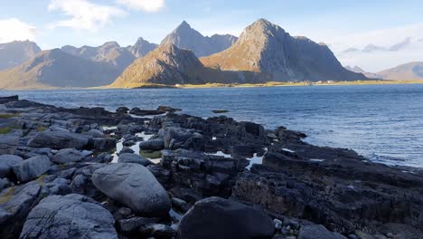 Costa-Rocosa-Con-Imponentes-Montañas-En-Las-Islas-De-Lofoten,-Noruega