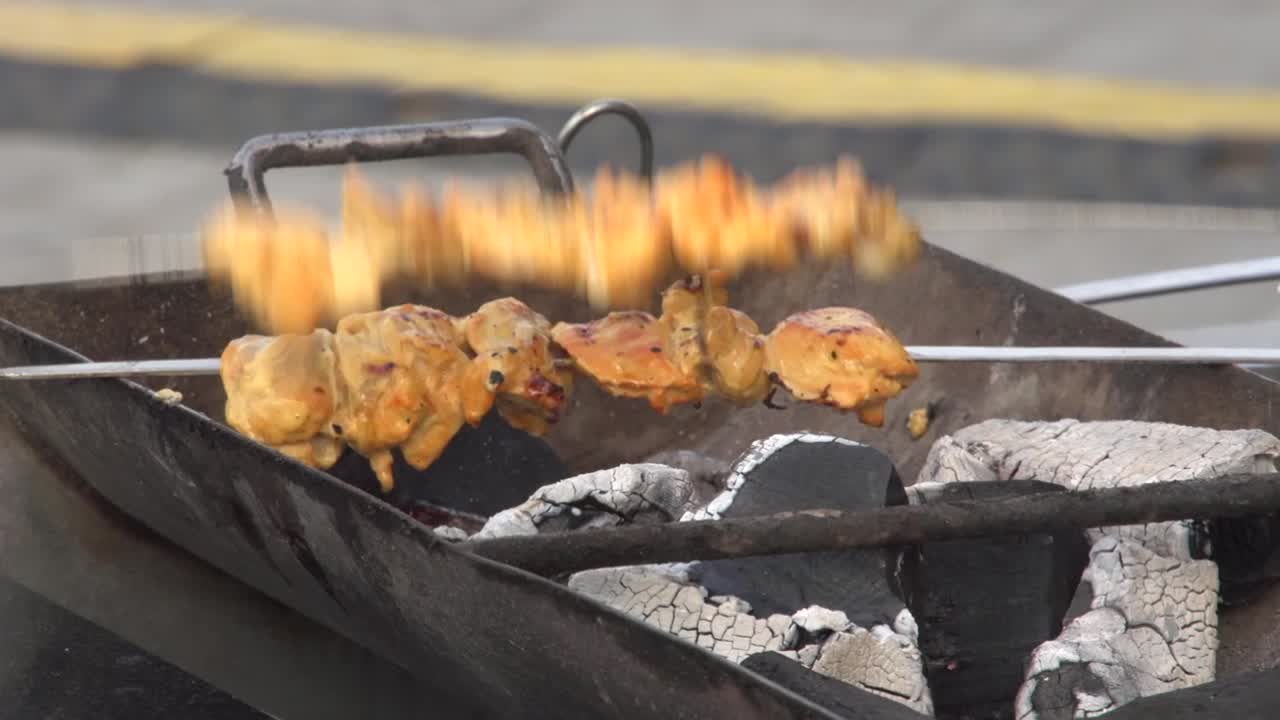 고기 토위크, 마리네이트 된  조각의 스피어가 열린 석탄 위에 구워지고 있습니다.