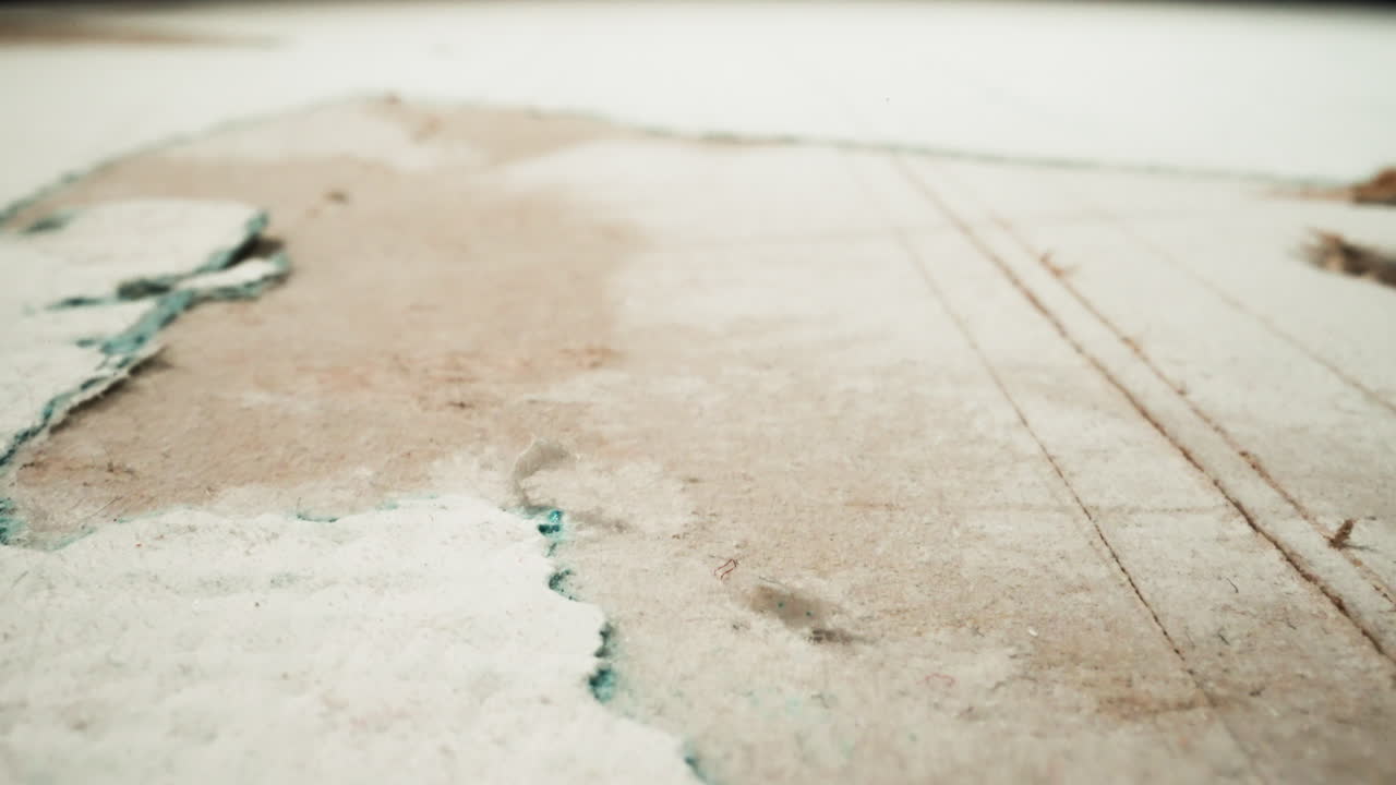 방에서 어진 커버리지를 가진 건조벽 시트 위의 움직임