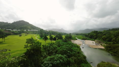 Toma-Aérea-De-Establecimiento-De-Un-Pequeño-Río-Que-Corre-A-Lo-Largo-De-Un-Bosque-En-Puerto-Rico