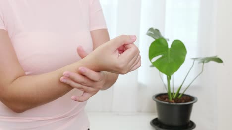 Women-doing-hands-stretching-and-exercising-to-protect-office-syndrome-and-hand-arthritis-after-work-at-home-office-day