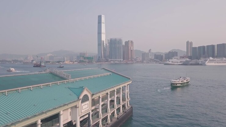 Star Ferry de Hong Kong, terminal central e frente portuária. Vista aérea de drone