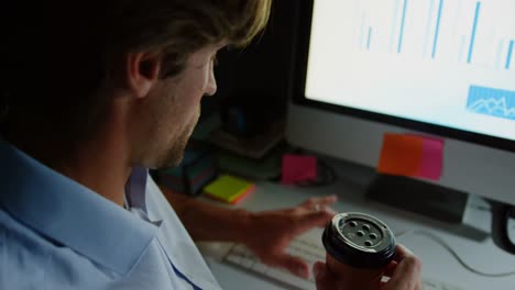 Vista-Lateral-De-Un-Joven-Ejecutivo-Caucásico-Trabajando-En-Una-Computadora-En-El-Escritorio-De-Una-Oficina-Moderna-4k