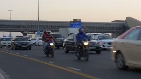 sunset dubai city sheikh zayed el tráfico de la carretera 4k