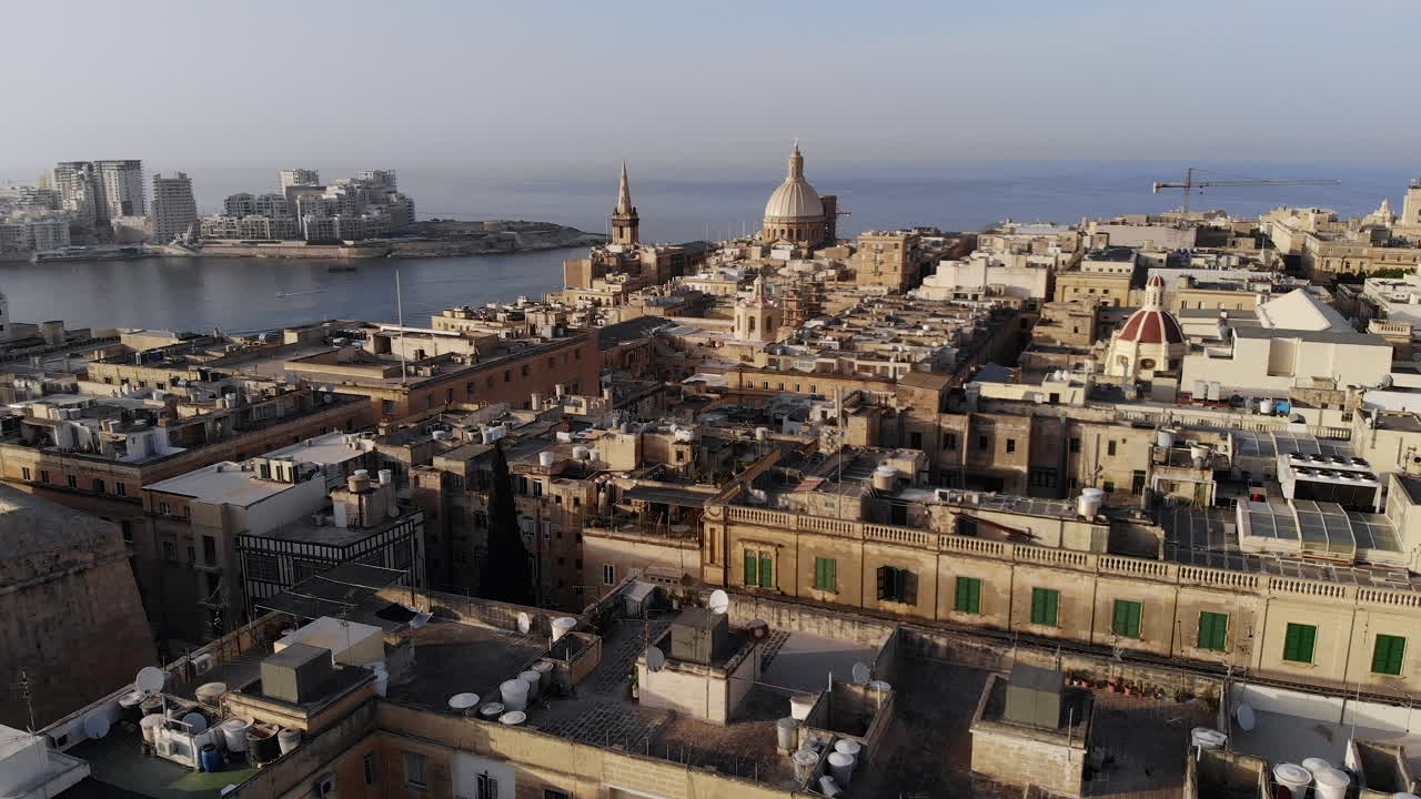 Riprese aeree con drone sulla capitale di Malta, La Valletta, che mostrano Sliema e il porto Mediterraneo.