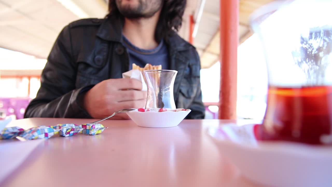 카페 이스탄불에서 터키 차를 마시고