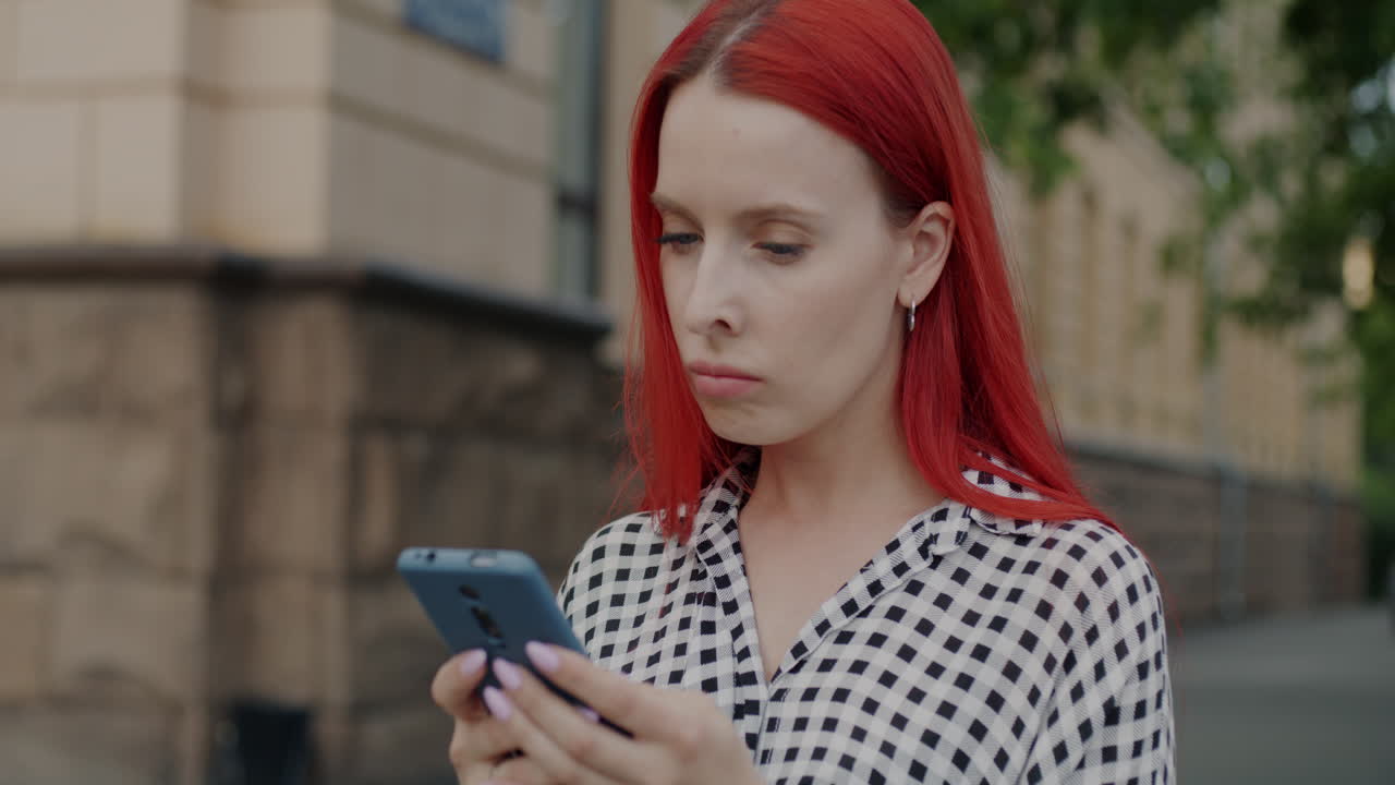 la mujer reacciona a algo en su teléfono.