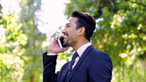 Negocios,-Llamada-Telefónica-Y-Sonrisa-Con-El-Hombre-En-El-Parque