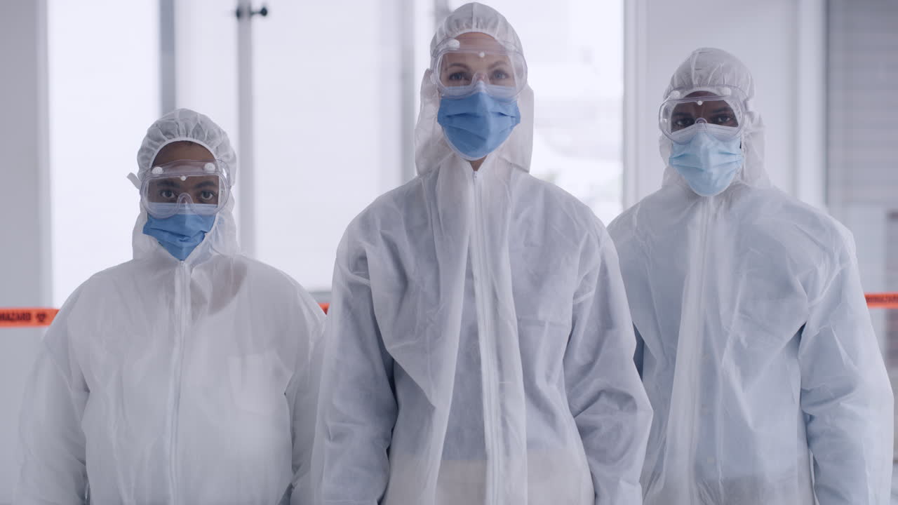 closeup de un equipo de microbiólogos que aprueba