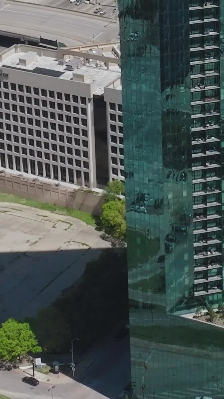 Vistas del centro de Dallas con edificios y calles que muestran actividad