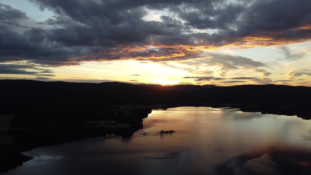 volando sobre un lago en noruega con una fantástica puesta de sol en el horizonte