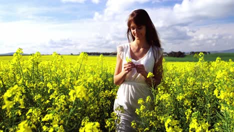 Hermosa-Mujer-Caminando-En-El-Campo-De-Mostaza