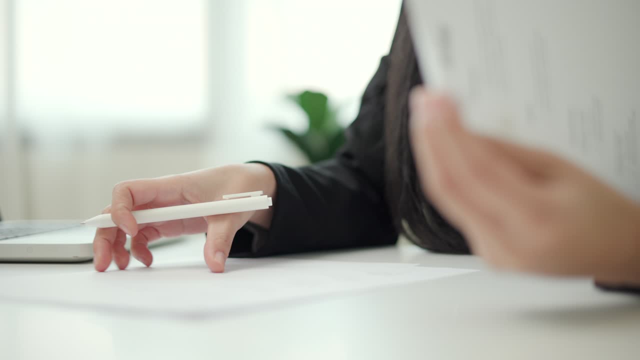 가까운 손 사업 여성 관리자 문서 확인 보고서 서류 회사 신청 양식 또는 신청서 등록, 사무실에서 계약 문서.