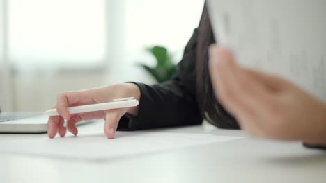 mujer gerente de negocios de mano cercana comprobación de documentos informes papeles formulario de solicitud de la empresa o registro de reclamación, documentos de contrato en la oficina.