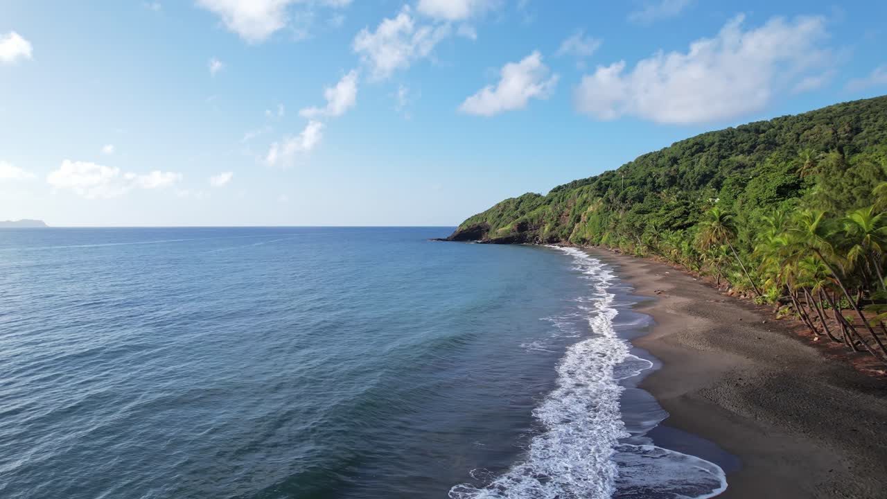 vista aérea de la playa vacía del caribe en la isla de guadeloupe