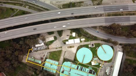 vista aerea de una planta de tratamiento de aguas residuales