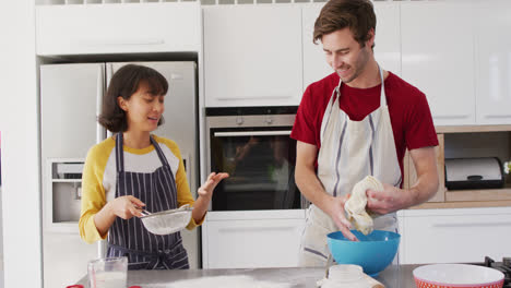 Video-De-Una-Pareja-Feliz-Y-Diversa-Horneando-Juntos-En-La-Cocina