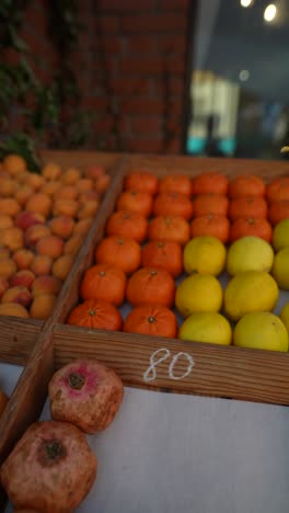 exhibición de frutas frescas en un mercado