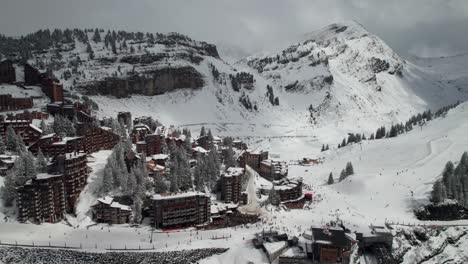 Concurrida-Estación-De-Esquí-En-Los-Alpes-Franceses,-Avoriaz,-Morzine,-Francia