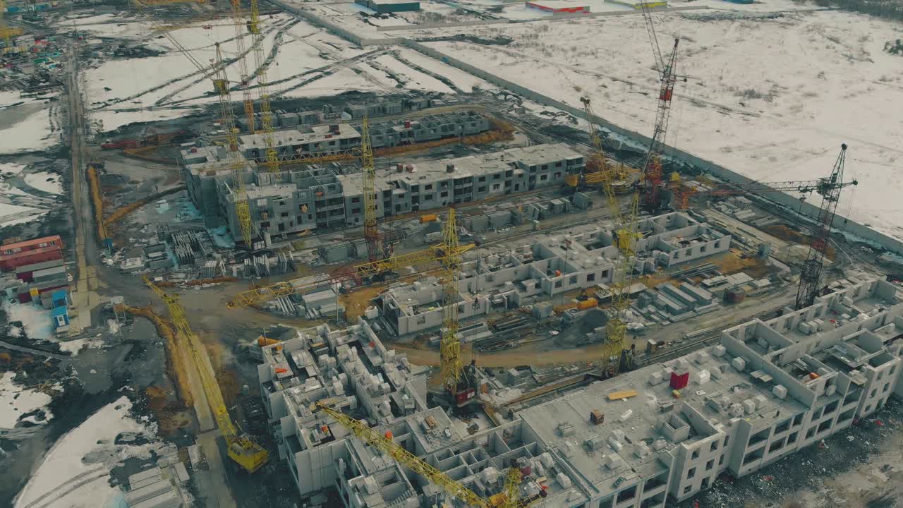 terreno de construcción no operativo con grúas amarillas altas