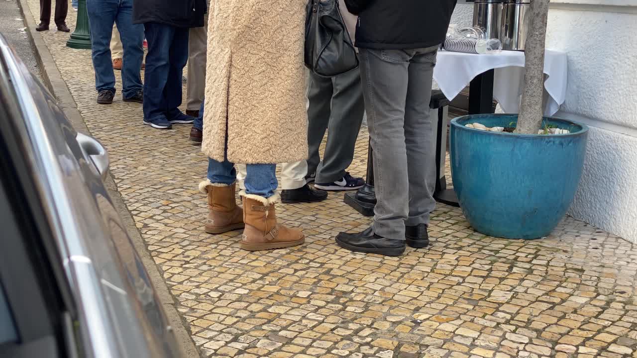 서비스를 받기 위해 줄을 서서 기다리는 사람들의 줄