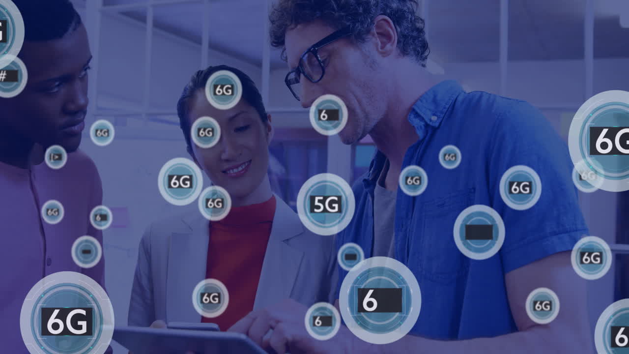 animación de la red de conexiones con iconos sobre diversas personas que utilizan tableta