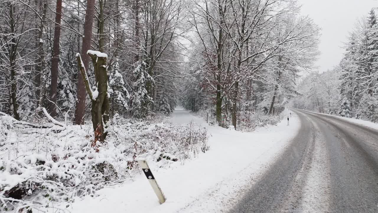 독일 북부 의 눈 인 도로 의 공중 사진