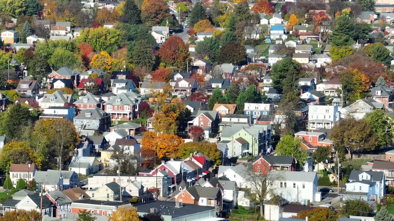 色とりどりの秋の木のある住宅郊外