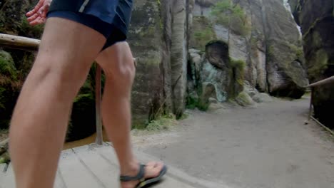 caminando por el parque nacional rocoso de adršpach