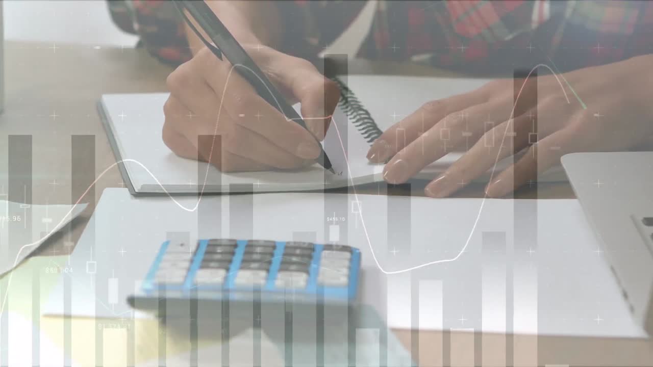 animación del procesamiento de datos sobre la escritura de una mujer de negocios caucásica