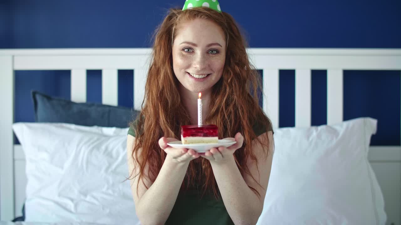 vídeo de retrato de una mujer con un pedazo de pastel de cumpleaños