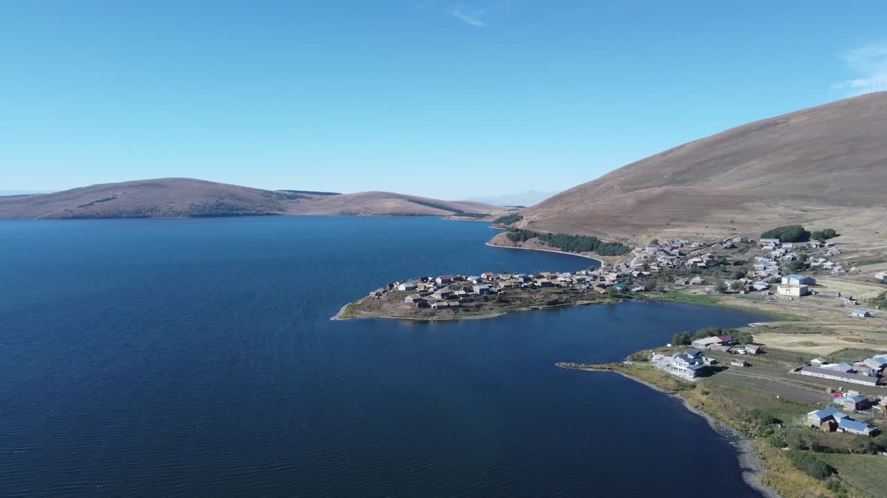 samtskhe-javakheti 지역에서 가장 아름다운 마을 중 하나인 tabatskuri 마을을 발견합니다.