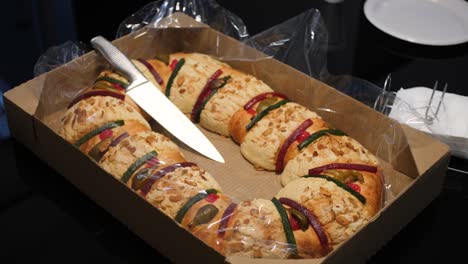 encuadre a cámara lenta del tradicional pan mexicano de rosca de reyes, pan especial con fruta y azúcar con forma de corona