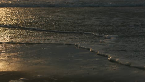 hermosas olas del mar y arena de cerca textura en la playa tropical durante el atardecer dorado, de alta calidad 4k movimiento lento concepto de vacaciones de viaje