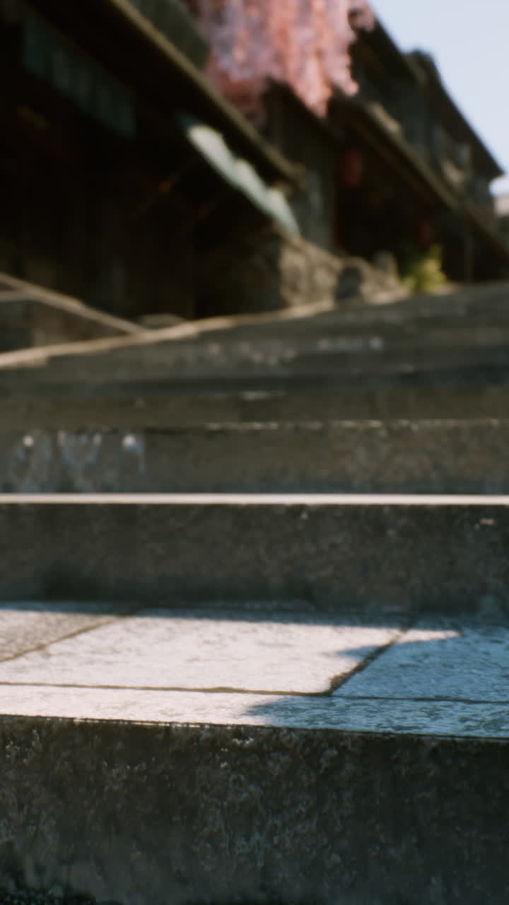 건물 으로 올라가는 고대 돌 계단