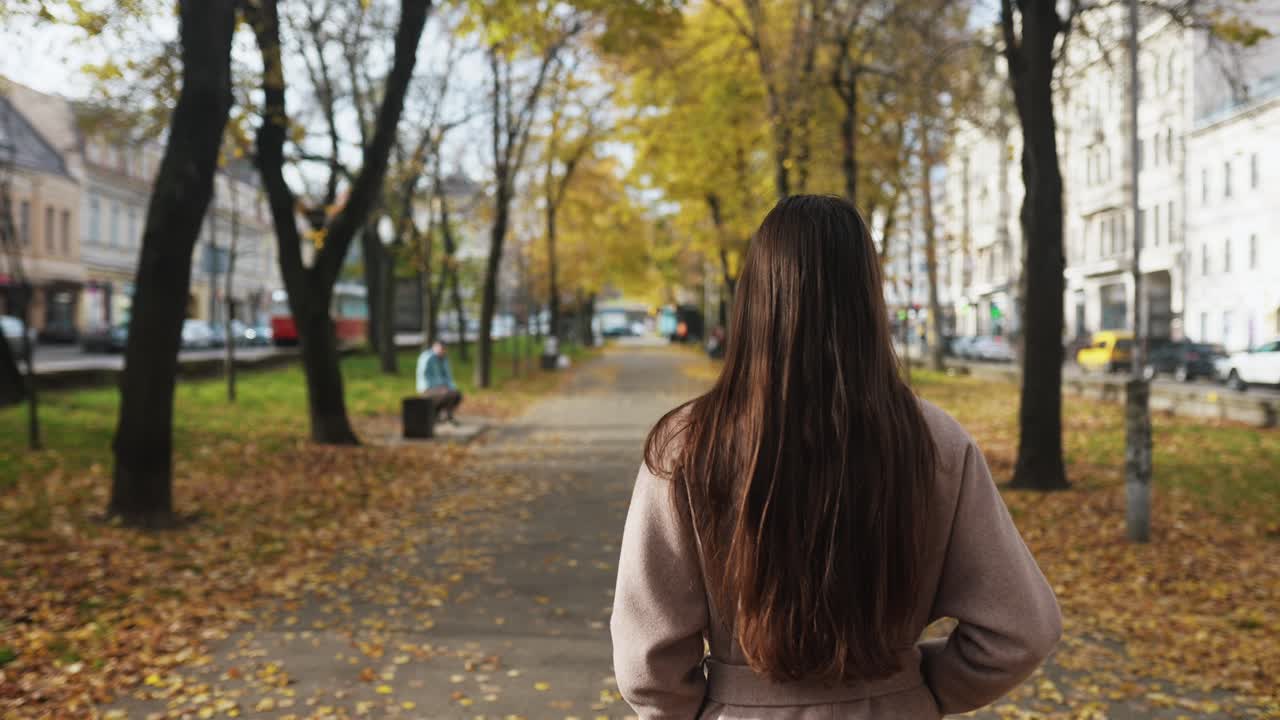 가을 도시 공원을 고 있는 여자