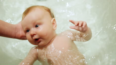 Eltern-Baden-Ihr-Baby-In-Der-Badewanne-1