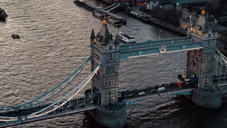 Drohne-Umkreist-Tower-Bridge-über-Der-Themse-In-Der-Abenddämmerung