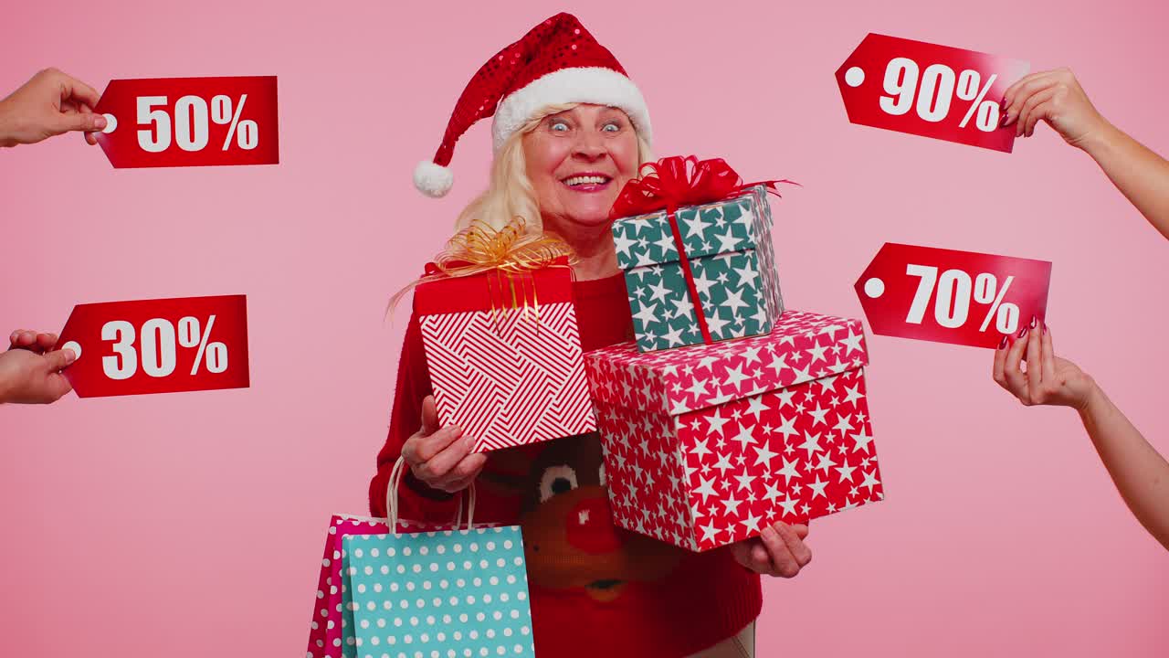 abuela mayor en la celebración de cajas de regalos y recibir descuentos de navidad inscripciones textos de pancartas