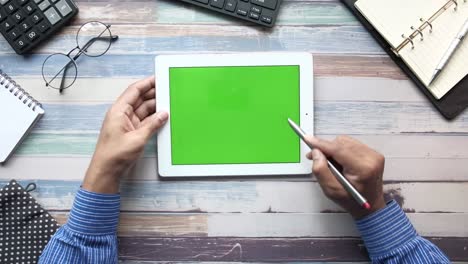 vista superior de un hombre de negocios usando una tableta digital en el escritorio de la oficina
