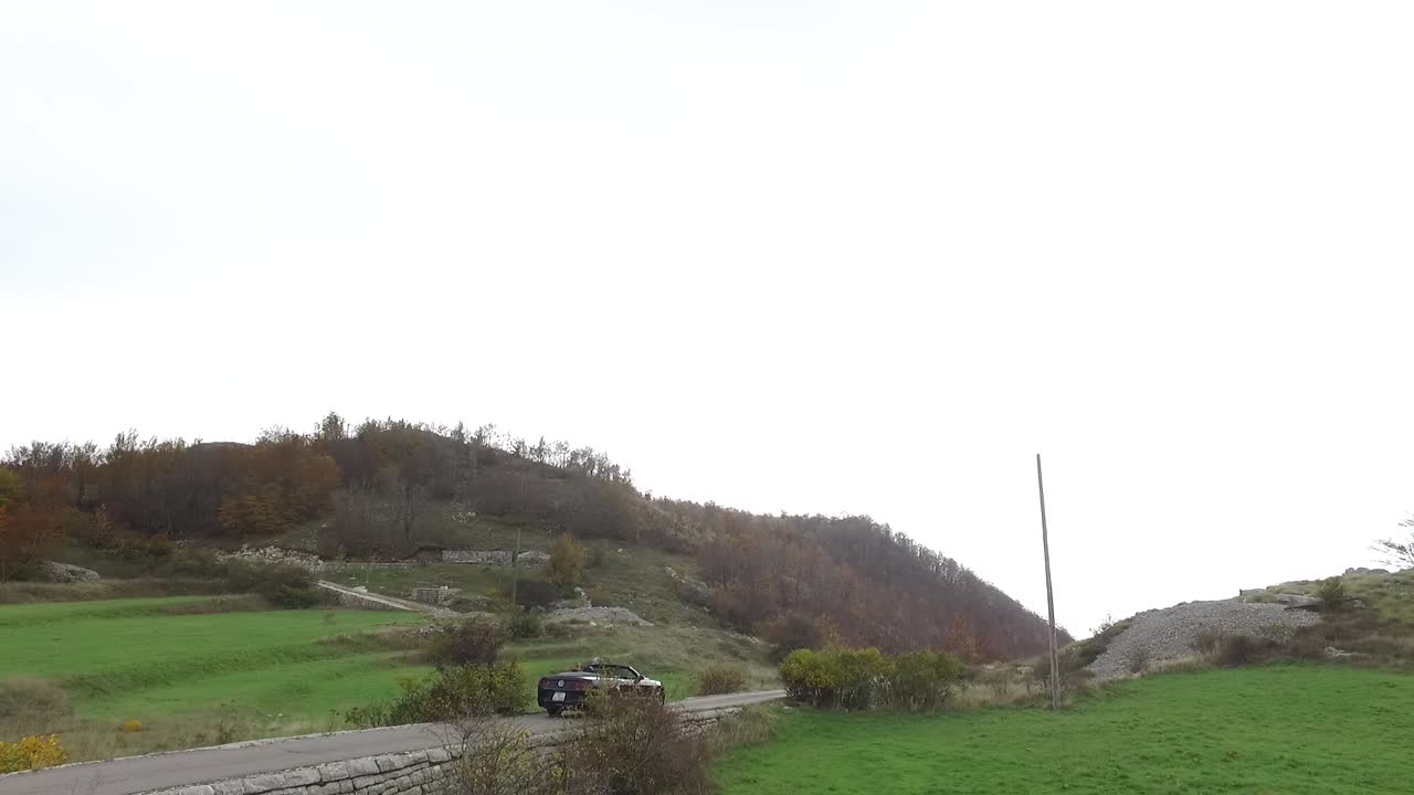 포드 머스 컨버터블 인 마운틴 로드