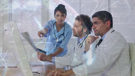 animación de un globo giratorio sobre un equipo de médicos examinando un informe de rayos x juntos en el hospital