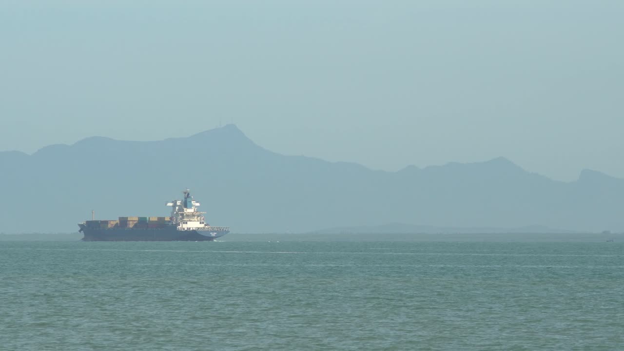 타임스 컨테이너 선박이 바다에서 이동합니다.