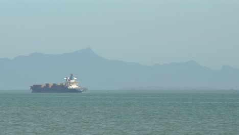 Zeitraffer-Containerschiff-Bewegt-Sich-Auf-See.