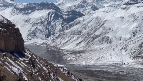 Spiti-Tallandschaften-Mit-Schmelzendem-Schnee-An-Einem-Sonnigen-Tag