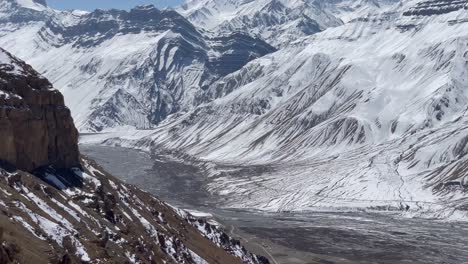 paisajes del valle de spiti con nieve derretida en un día soleado
