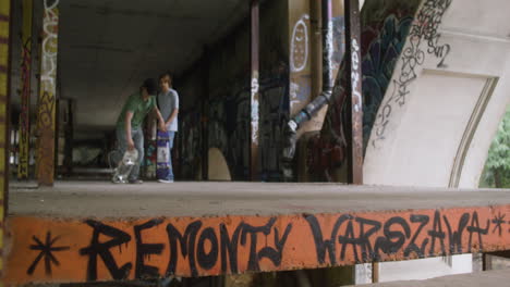 Kaukasische-Jungen,-Die-In-Einem-Zerstörten-Gebäude-Skateboard-Fahren.