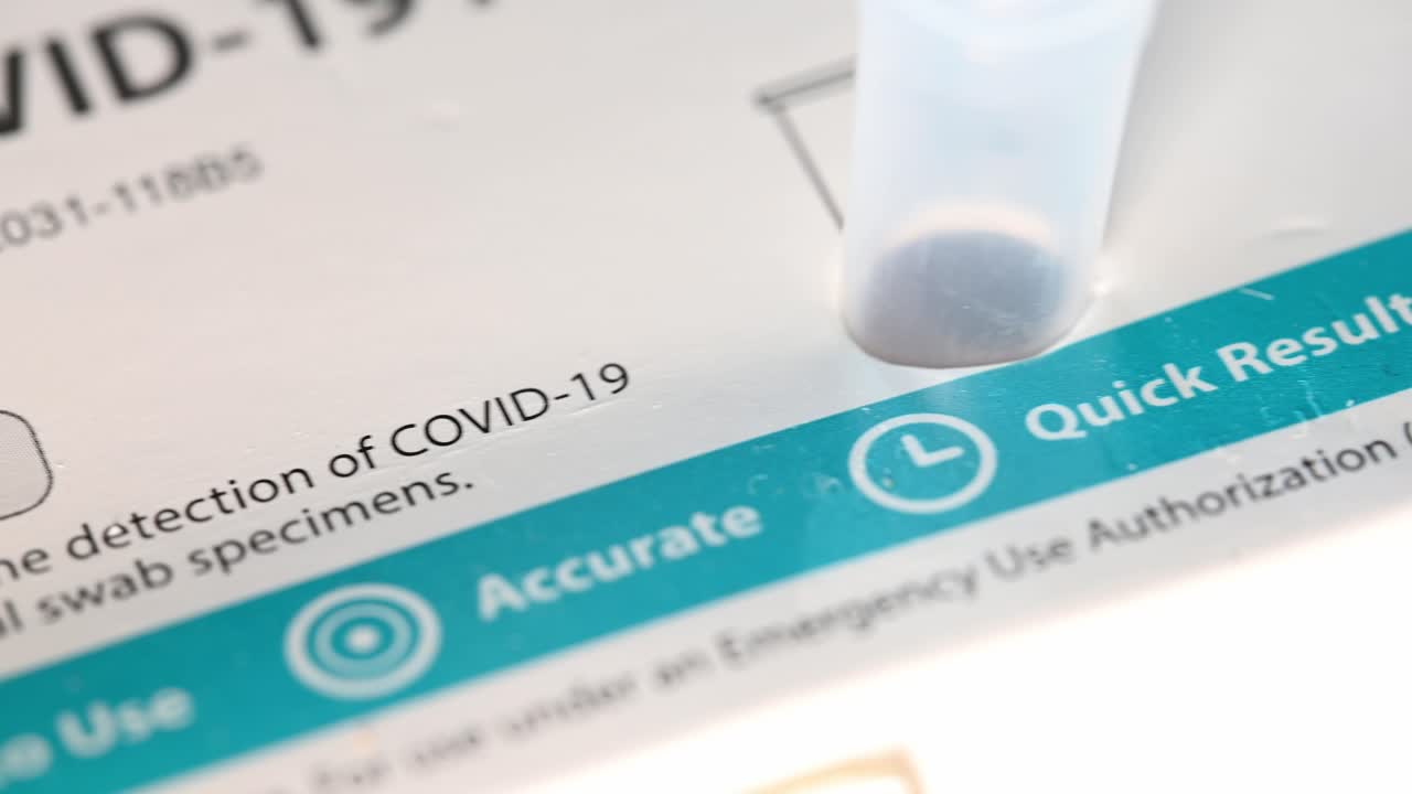 diapositiva macro lenta sobre un kit de prueba casero para covid-19