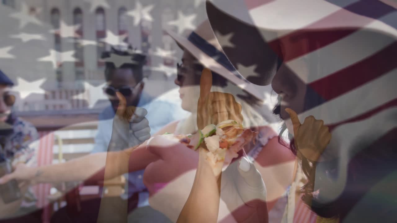 En gruppe venner læner sig ind, griber flasker og skåler, mens de nyder pizza under et flag-overlay i et gæstfrit miljø.