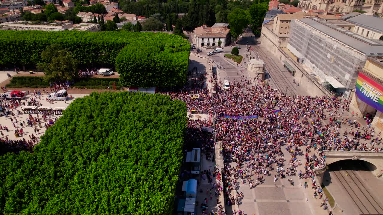 vista aérea de personas caminando en la ciudad de montpellier, al sur de francia, durante la celebración del orgullo gay